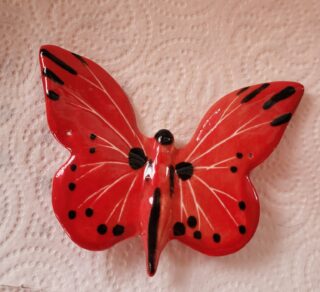 Papillon suspendu rouge et noir en porcelaine