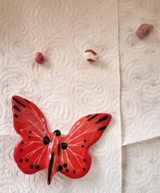 Papillon suspendu rouge et noir en porcelaine – Image 3