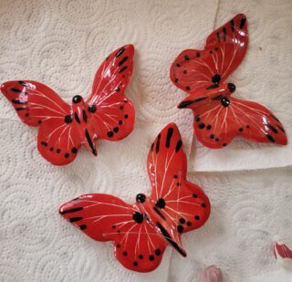 Papillon suspendu rouge et noir en porcelaine – Image 2