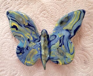 Papillon suspendu nuance de bleu et vert en porcelaine