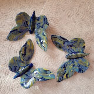 Papillon suspendu nuance de bleu et vert en porcelaine – Image 2