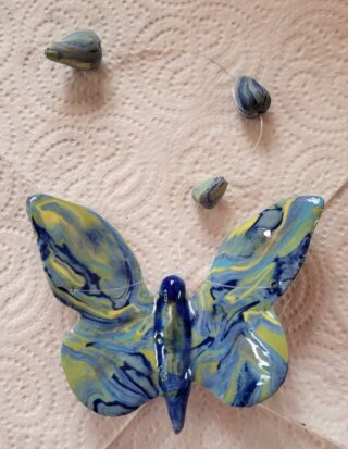 Papillon suspendu nuance de bleu et vert en porcelaine – Image 3