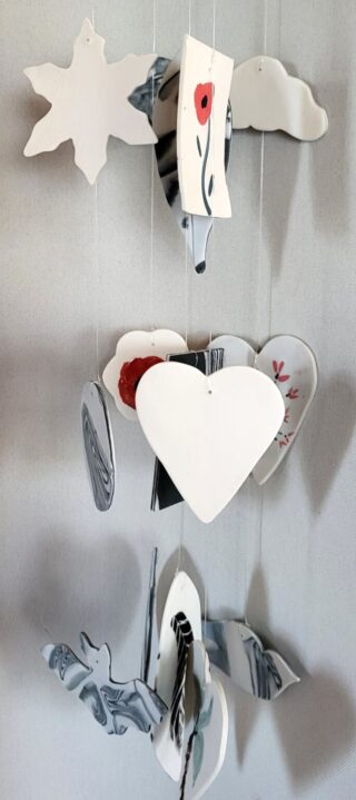 Mobile Carillon porcelaine, noir, blanc, rouge, hirondelles cœurs, dessins