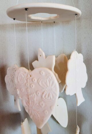 Mobile Carillon porcelaine, blanc, cœurs, papillons, oiseaux,arbres, empreintes – Image 2