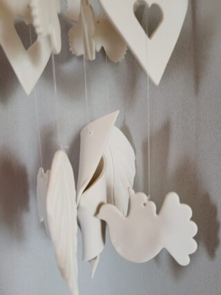 Mobile Carillon porcelaine, blanc, cœurs, papillons, oiseaux,arbres, empreintes – Image 3