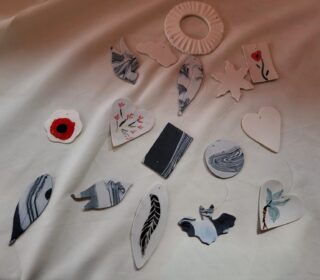 Mobile Carillon porcelaine, noir, blanc, rouge, hirondelles cœurs, dessins – Image 2