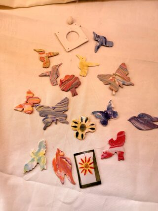 Mobile Carillon porcelaine, papillons, colibris, oiseaux multicolores – Image 3